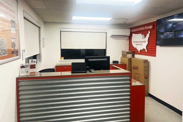 Facility photo: //images.sparefoot.com/medium/214745692c4e5308a69.jpg