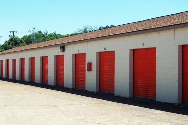 Facility photo: //images.sparefoot.com/medium/2147496888c711679db.jpg