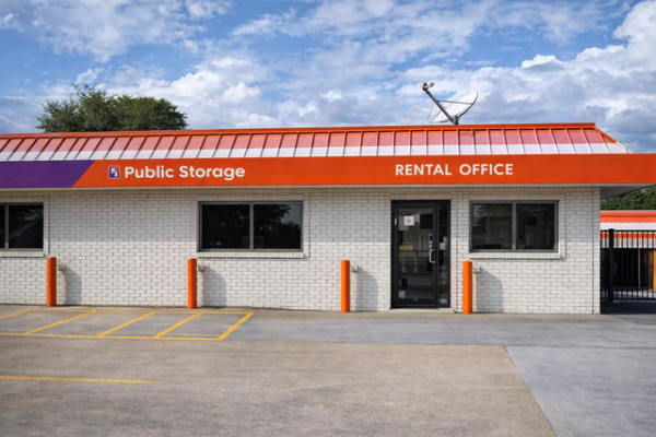 Facility photo: //images.sparefoot.com/medium/21475069f9f0bc3abf8.jpg
