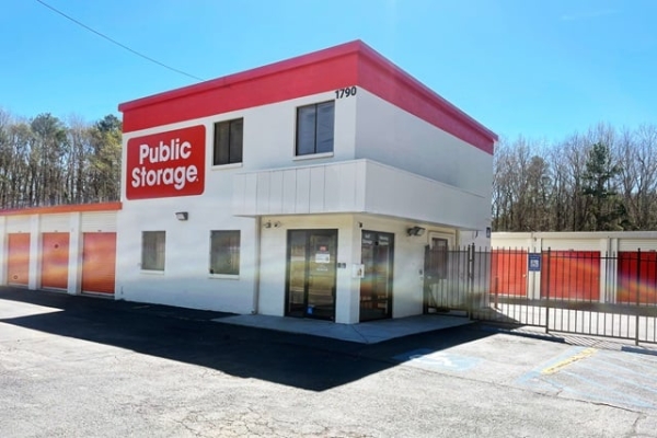 Facility photo: //images.sparefoot.com/medium/214755687b99f08c45f.jpg