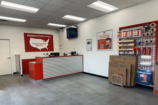 Facility photo: //images.sparefoot.com/medium/214758690b59535dfda.jpg