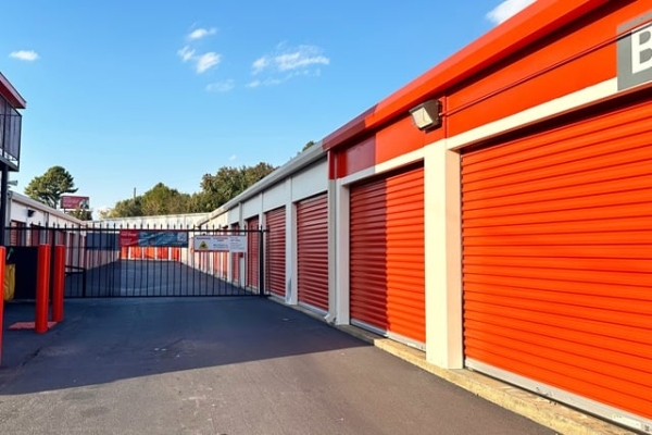 Facility photo: //images.sparefoot.com/medium/214760689c8d3234436.jpg