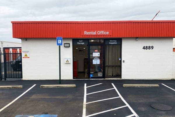 Facility photo: //images.sparefoot.com/medium/214763688380e0aa0a3.jpg