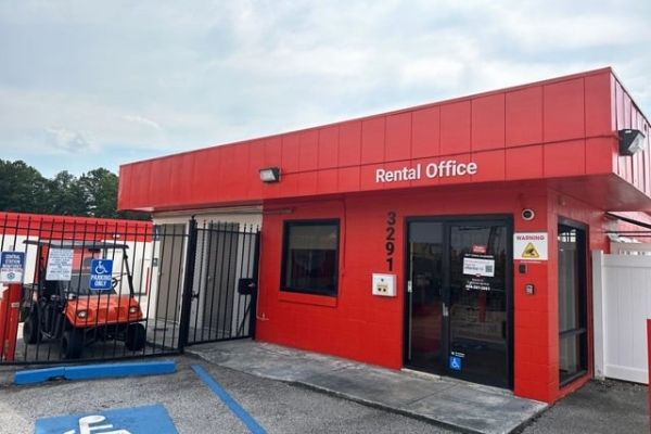 Facility photo: //images.sparefoot.com/medium/214764687b99e43be49.jpg