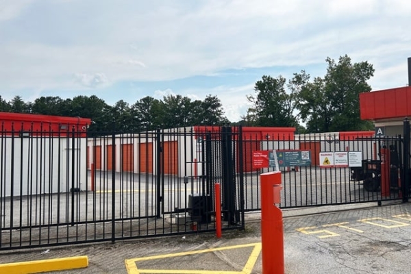 Facility photo: //images.sparefoot.com/medium/214764687b99e6cb8b4.jpg