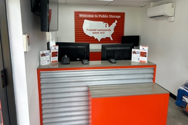 Facility photo: //images.sparefoot.com/medium/214764687e3a8637b6a.jpg