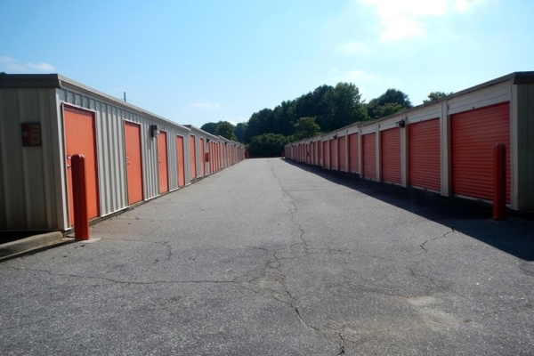 Facility photo: //images.sparefoot.com/medium/2147736878f45fea720.jpg