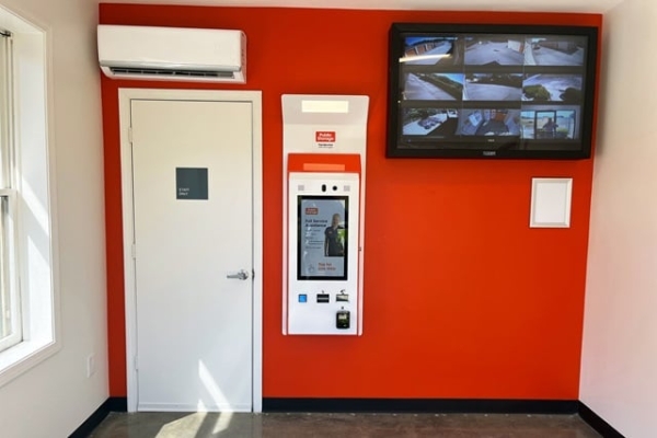 Facility photo: //images.sparefoot.com/medium/2147736878f460e19ce.jpg