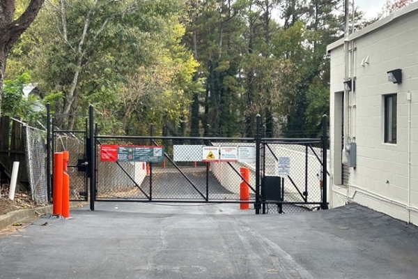 Facility photo: //images.sparefoot.com/medium/214775687ce91f3b074.jpg