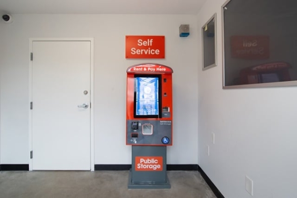 Facility photo: //images.sparefoot.com/medium/214777687a46563b301.jpg