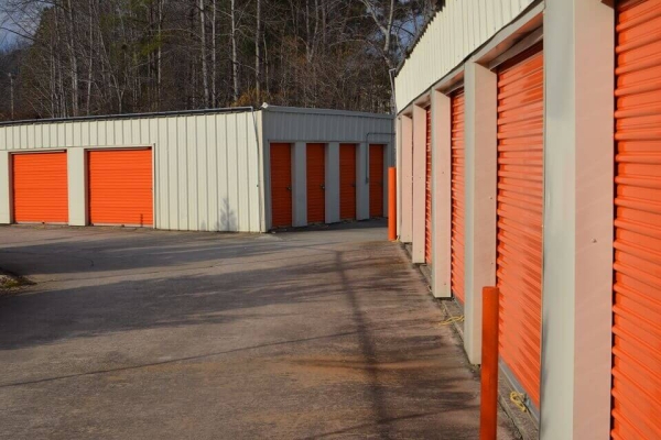 Facility photo: //images.sparefoot.com/medium/214778695e6993b4467.jpg