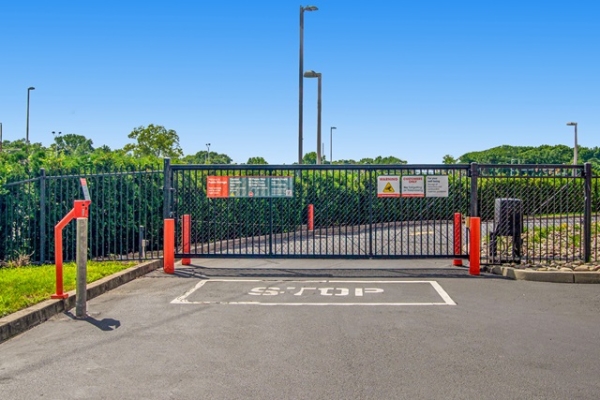 Facility photo: //images.sparefoot.com/medium/2147816878f480ea589.jpg