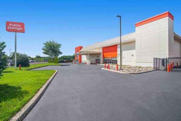 Facility photo: //images.sparefoot.com/medium/21478169f5f863a137e.jpg