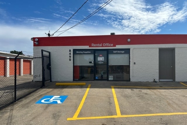 Facility photo: //images.sparefoot.com/medium/214784692c4e892bfac.jpg