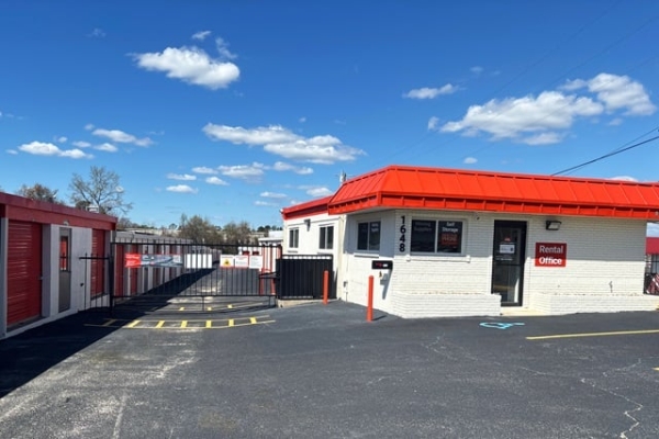 Facility photo: //images.sparefoot.com/medium/2147876814c3622faea.jpg
