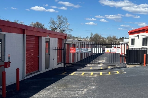 Facility photo: //images.sparefoot.com/medium/2147876894a4a93f111.jpg