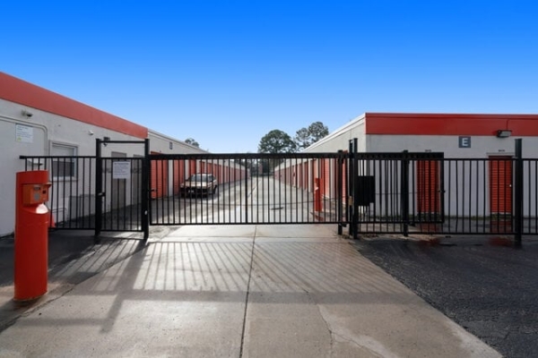 Facility photo: //images.sparefoot.com/medium/2147886884d286f1865.jpg