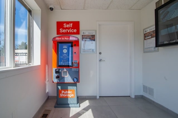 Facility photo: //images.sparefoot.com/medium/214792689201645a458.jpg