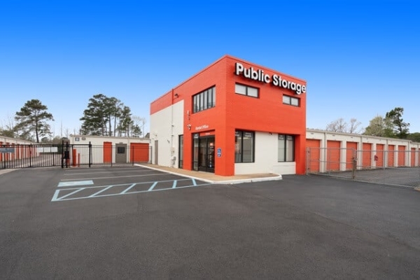 Facility photo: //images.sparefoot.com/medium/214796688a1856efcbf.jpg
