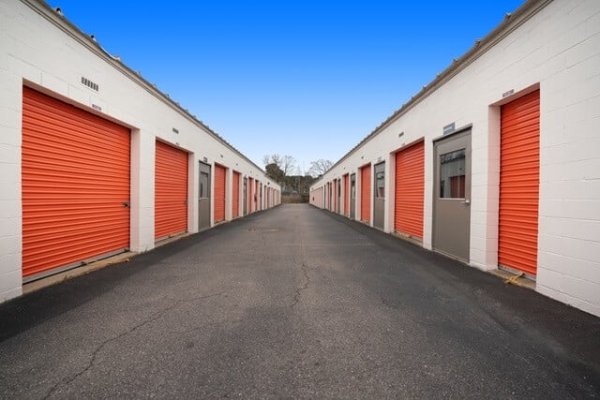 Facility photo: //images.sparefoot.com/medium/214796692b00f34b90c.jpg