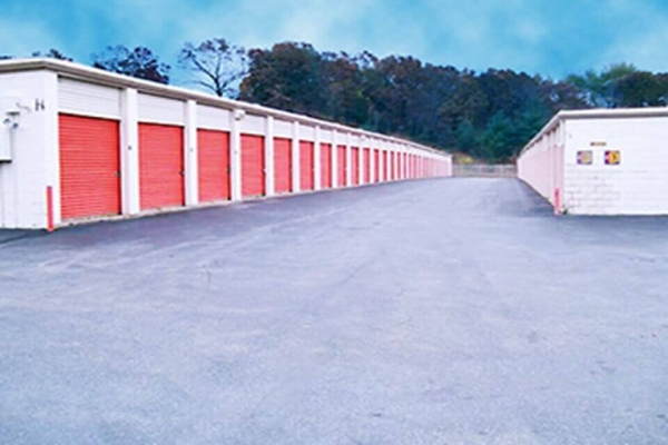 Facility photo: //images.sparefoot.com/medium/2147986a0f045d6495e.jpg