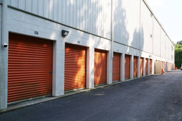 Facility photo: //images.sparefoot.com/medium/214800687ce9432c83a.jpg