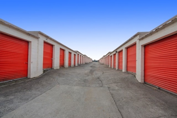 Facility photo: //images.sparefoot.com/medium/2148016877a31b0e8c4.jpg