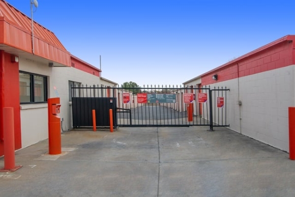 Facility photo: //images.sparefoot.com/medium/21480169f4a75e30581.jpg