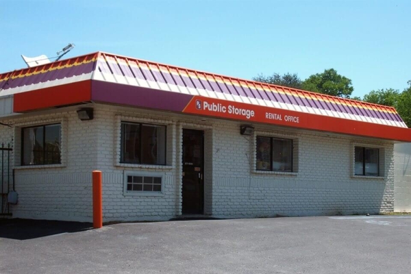 Facility photo: //images.sparefoot.com/medium/214802692da04b665a9.jpg