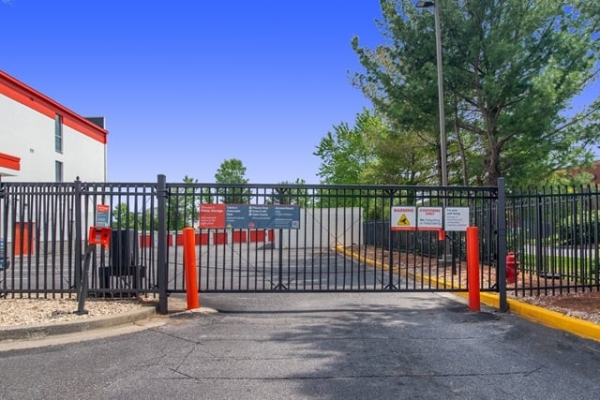 Facility photo: //images.sparefoot.com/medium/2148036967a28fd12a2.jpg