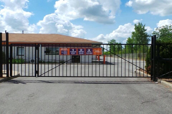 Facility photo: //images.sparefoot.com/medium/2148056878f5dbba5d9.jpg