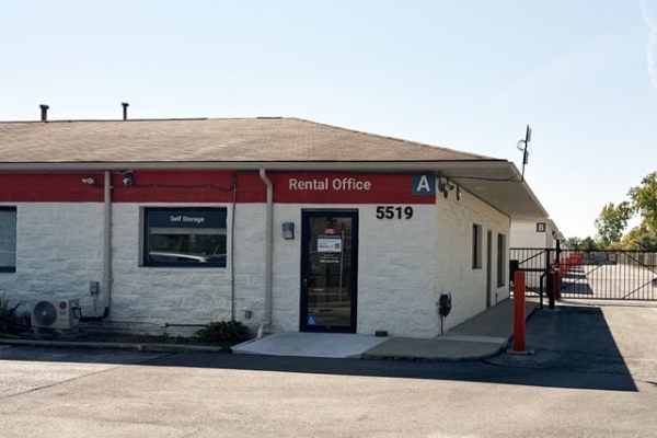 Facility photo: //images.sparefoot.com/medium/2148056a09c9ba8d4eb.jpg