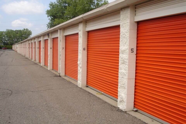 Facility photo: //images.sparefoot.com/medium/2148136925b7a9d64b4.jpg