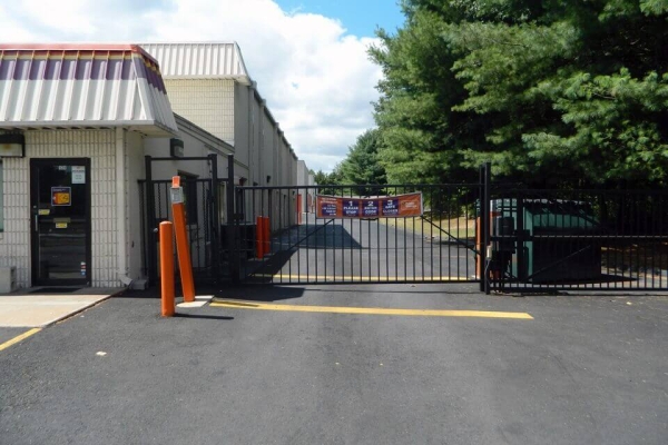 Facility photo: //images.sparefoot.com/medium/214818687e3b044f295.jpg