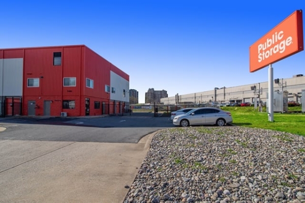 Facility photo: //images.sparefoot.com/medium/2148196893534cadb12.jpg