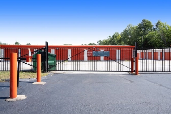 Facility photo: //images.sparefoot.com/medium/2148226877a34eef40e.jpg