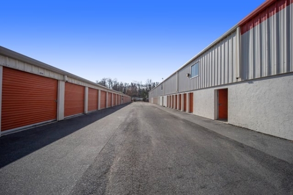 Facility photo: //images.sparefoot.com/medium/2148276a1d876f8a278.jpg