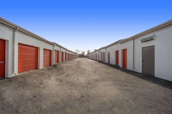 Facility photo: //images.sparefoot.com/medium/2148306877a3b2a0c41.jpg