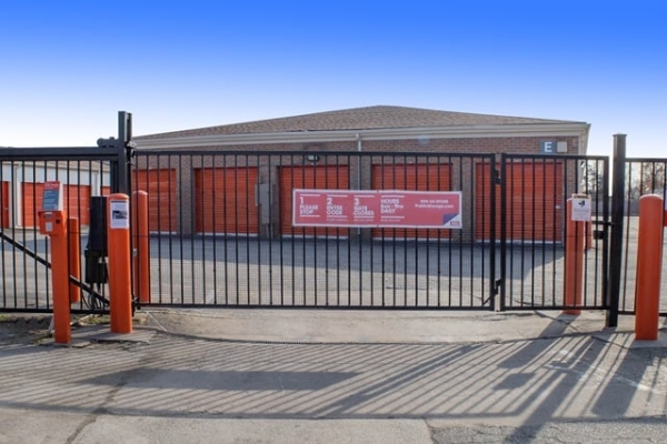 Facility photo: //images.sparefoot.com/medium/214830695e69ff513e4.jpg