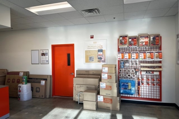 Facility photo: //images.sparefoot.com/medium/214838687ce9249cdbc.jpg