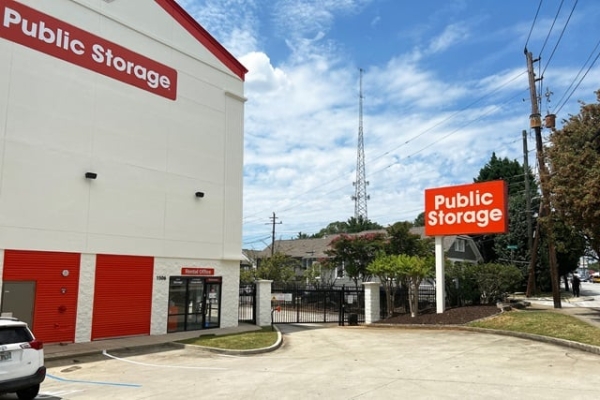 Facility photo: //images.sparefoot.com/medium/214839689c8dbe9ed33.jpg