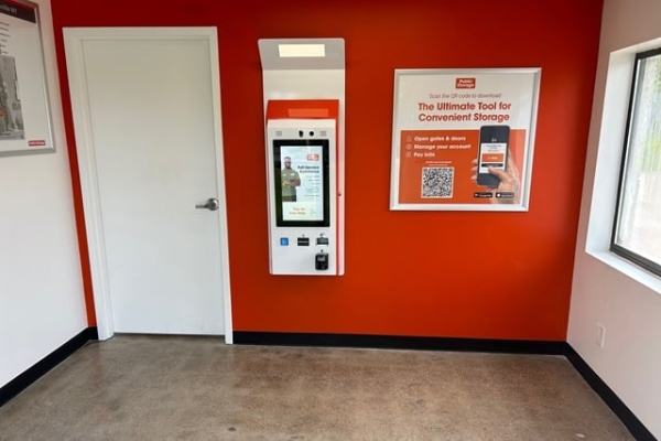 Facility photo: //images.sparefoot.com/medium/21484369889a9e0cbd3.jpg