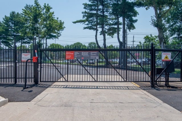 Facility photo: //images.sparefoot.com/medium/2148466880ddc643f84.jpg