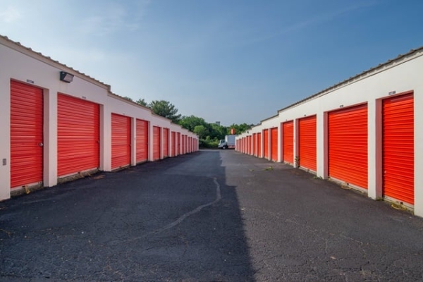 Facility photo: //images.sparefoot.com/medium/214847687a46001abab.jpg