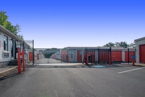 Facility photo: //images.sparefoot.com/medium/214847687a460243af1.jpg
