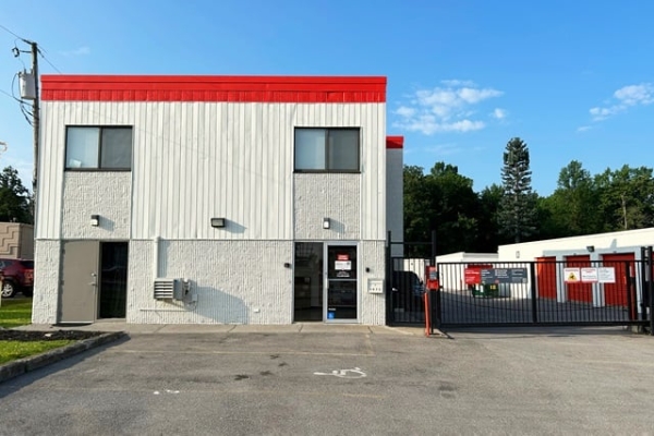 Facility photo: //images.sparefoot.com/medium/21484869f5f87e2cb27.jpg