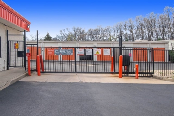 Facility photo: //images.sparefoot.com/medium/2148526877a38dd437c.jpg
