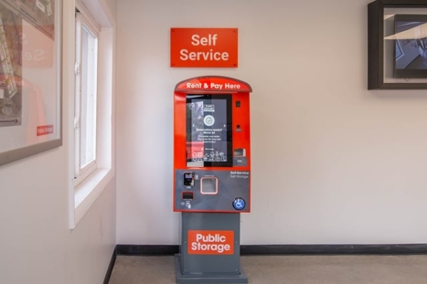 Facility photo: //images.sparefoot.com/medium/214852692da0e8b818b.jpg