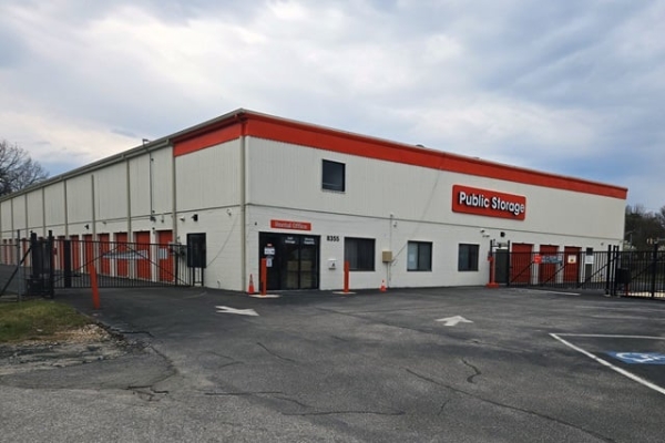 Facility photo: //images.sparefoot.com/medium/214857687b9a9100100.jpg