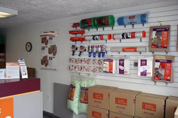 Facility photo: //images.sparefoot.com/medium/214857696503f60cd5f.jpg